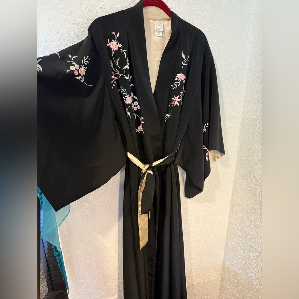 Vintage Natori embroidered kimono robe